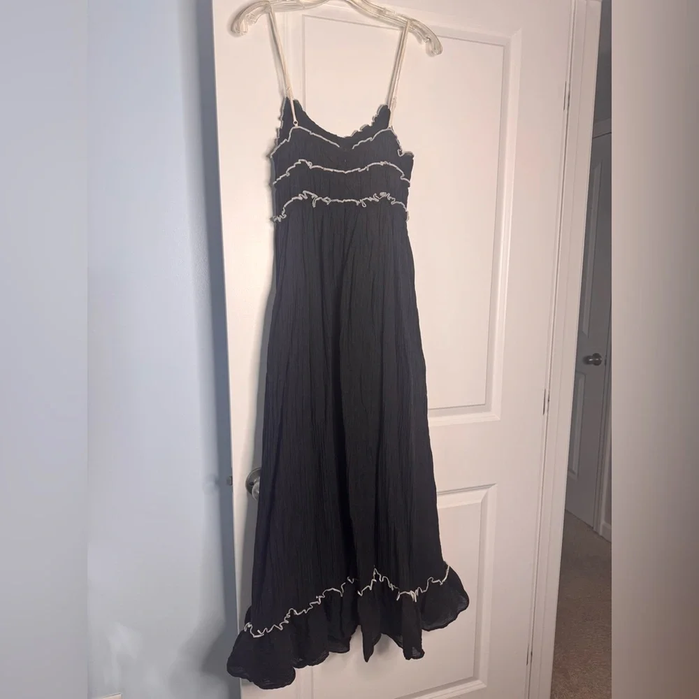 🍓6/$15🍓 Black & White Crepey Maxi Dress - Picture 7 of 7